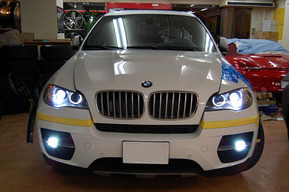 BMW X6 E72ハイブリッド 平行車に国内カーナビ加工取り付け フォグランプＨＩＤ