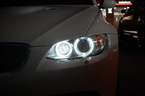 BMW E90後期 LEDイカリングバルブ交換 カスタム HIDバルブ交換